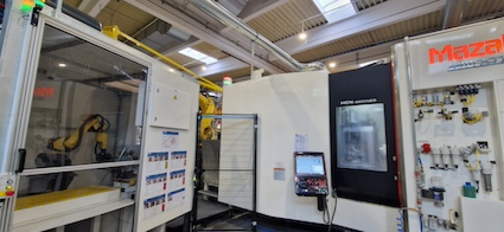 Nový stroj Mazak HCN 6800 NEO v Bonfiglioli Slovakia je vybavený dvomi robotmi Fanuc, ktoré zabezpečujú jeho automatizovanú prevádzku. Po inštalovaní stroja presunuli na robotizované pracovisko výrobu najfrekventovanejších vysokosériových obrobkov a uvoľnili si tak výrobné kapacity na menšie série na iných strojoch. Za rok dokáže pracovisko vyprodukovať 12 000 kusov skríň prevodoviek dvoch typov.